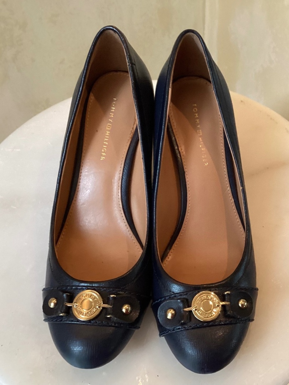 TOMMY HILFIGER NAVY BLUE HEELS WITH GOLD TONE METAL TOE ACCENTS SIZE 6.5 US